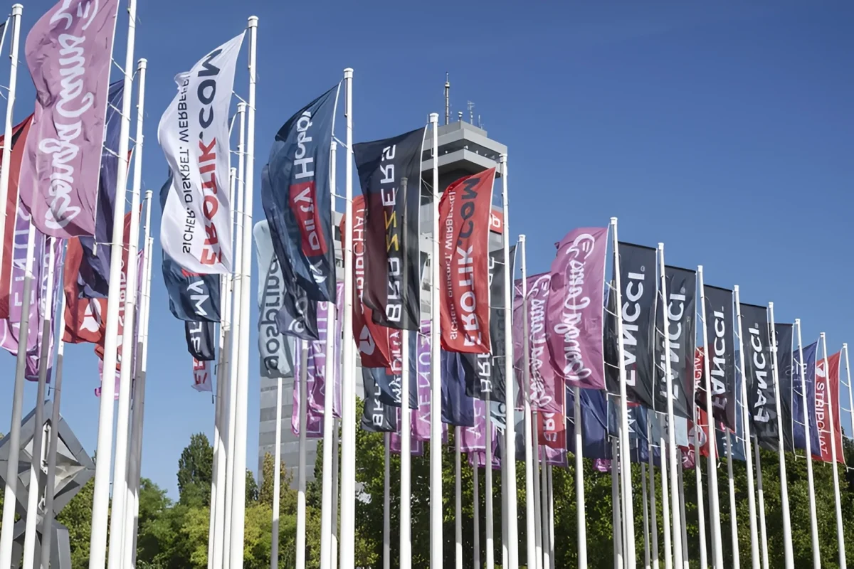 VENUS Berlin 2026: Stars, Shows und neue Highlights im Oktober VENUS-Fahnen vor dem Berliner Messegelände