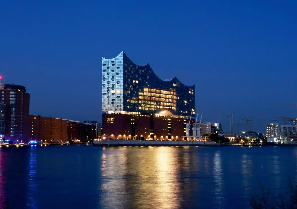 Elbphilharmonie in der Hamburger HafenCity zur blauen Stunde, gespiegelt in der Elbe