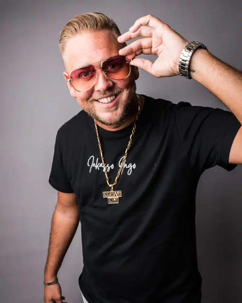 Inkasso Ingo im schwarzen Shirt mit Sonnenbrille, Gastgeber des VENUS KIEZ 2026