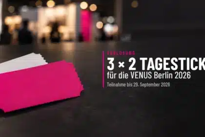 Zwei Eintrittskarten in Magenta und Weiß auf einem dunklen Tisch vor einer unscharfen Messehalle, daneben der Schriftzug „3 × 2 Tagestickets für die VENUS Berlin 2026“