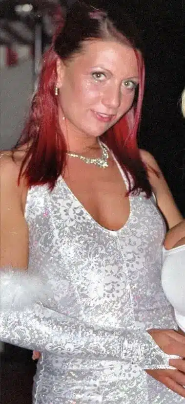 Janine La Teen mit roten Haaren im silbernen Glitzerkleid auf der VENUS Berlin 2004